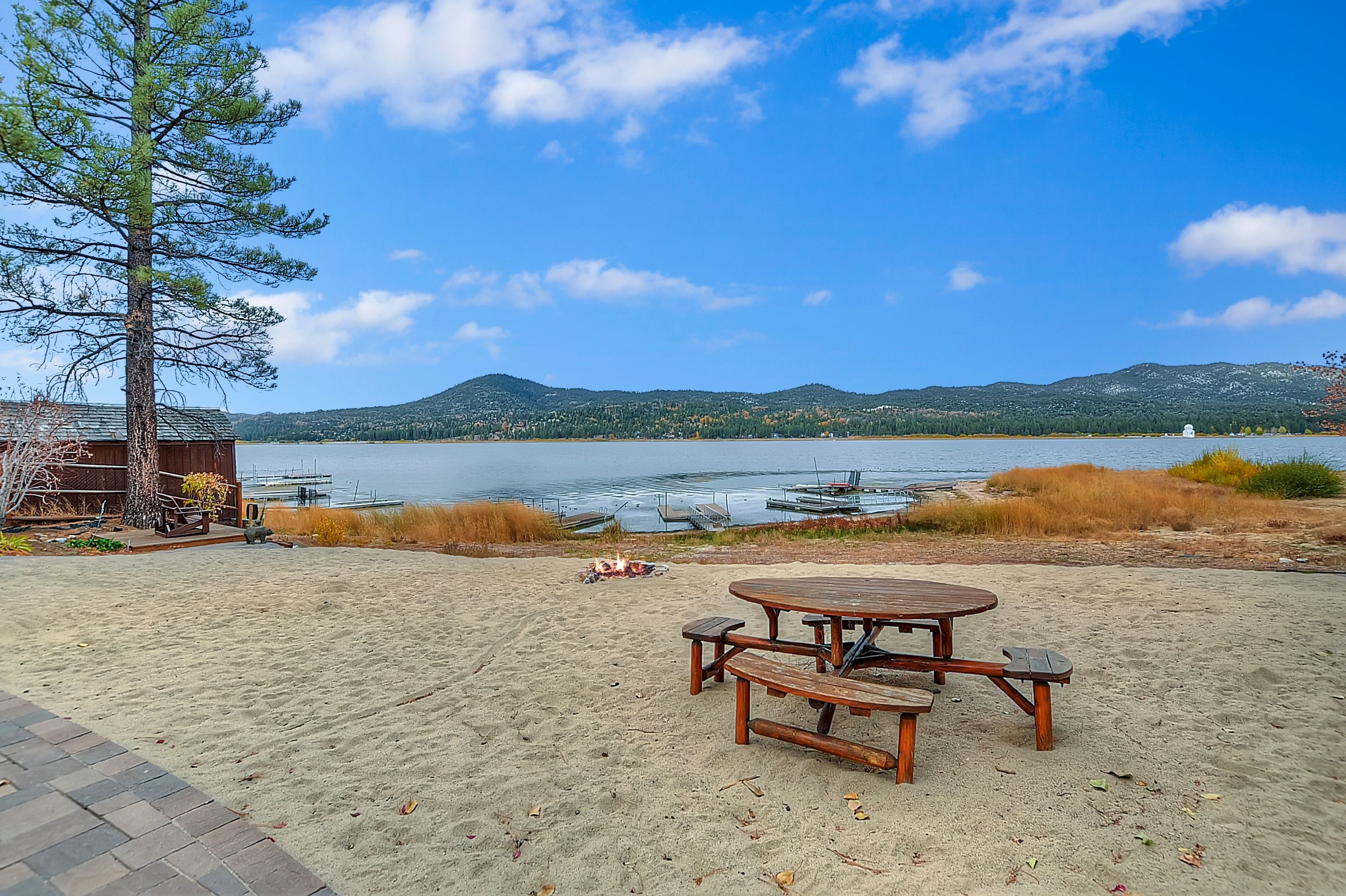 Lagunita Shores by Avantstay Beautiful Lakefront Mansion w Hot Tub & BBQ - photo 7