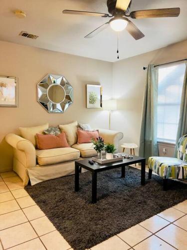 Retro Place 2 bedroom & 1 bathroom GREAT VALUE — 4-Star Luxury Hotel in Eagle Pass, United States