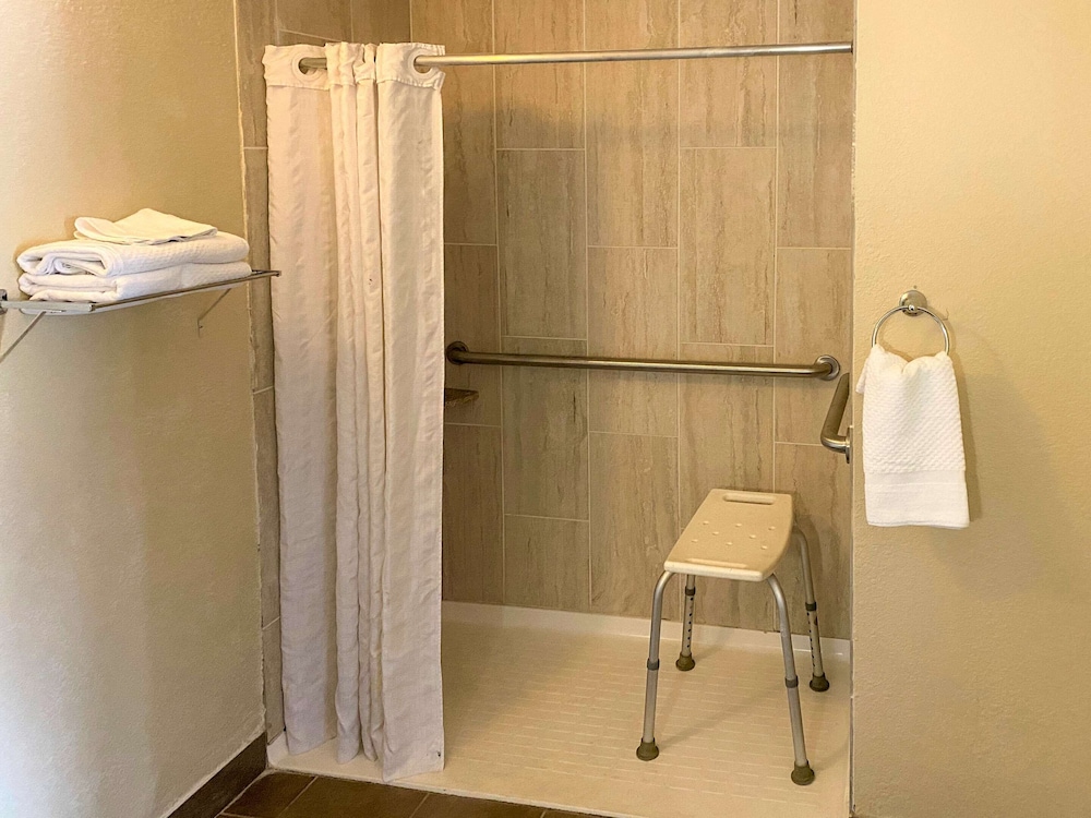 Clarion Pointe Independence Kansas City - photo 35