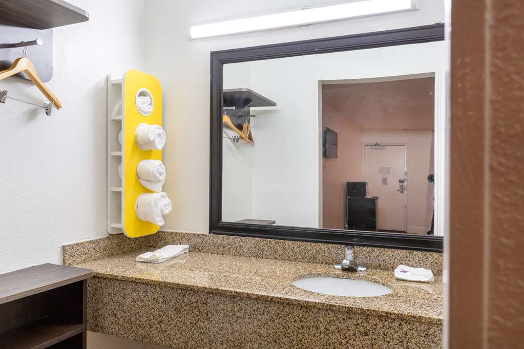 Motel 6 Houston TX East - photo 17