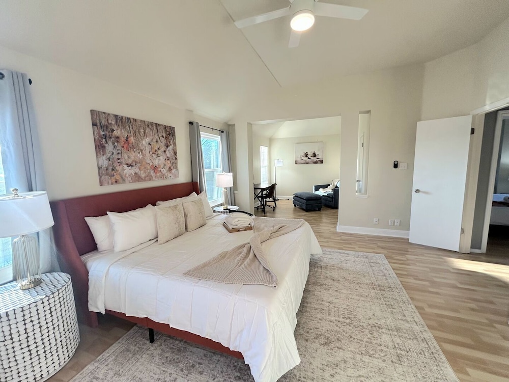 Denise Dr - last minute hotel in Austin