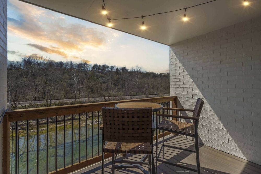 Modern Yote Condo at Roark Creek — 4-Star Luxury Hotel in Branson, United States