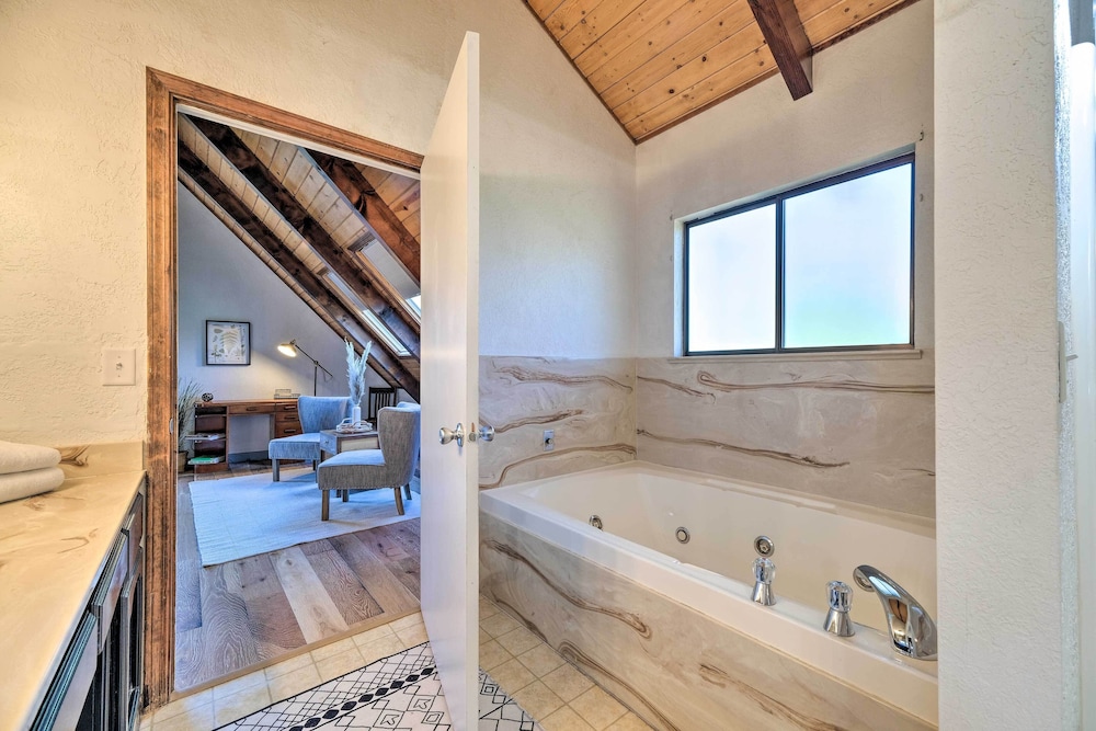 Modern Groveland Chalet about 25 Mi to Yosemite — 4-Star Luxury Hotel in Groveland, United States