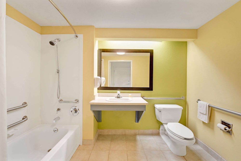 Days Inn & Suites by Wyndham DeSoto - photo 10