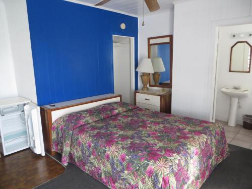 Royal Palms Motel - photo 15