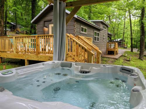 Peggers Cabin Luxury Rustic Tiny Cabin Spa — 4-Star Luxury Hotel in Chattanooga, United States