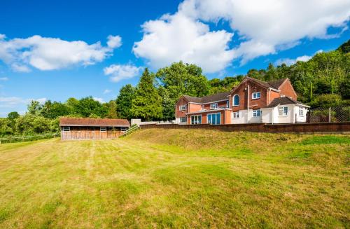 Croft House Sleeps 14 ꕤ Country Views nr Salisbury — 4-Star Luxury Hotel in Salisbury, United Kingdom