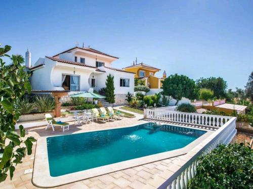 Villa Salgados Near Albufeira With Private Pool 5 Minutes From Gale Beach — 4-Star Luxury Hotel in Guia, Portugal