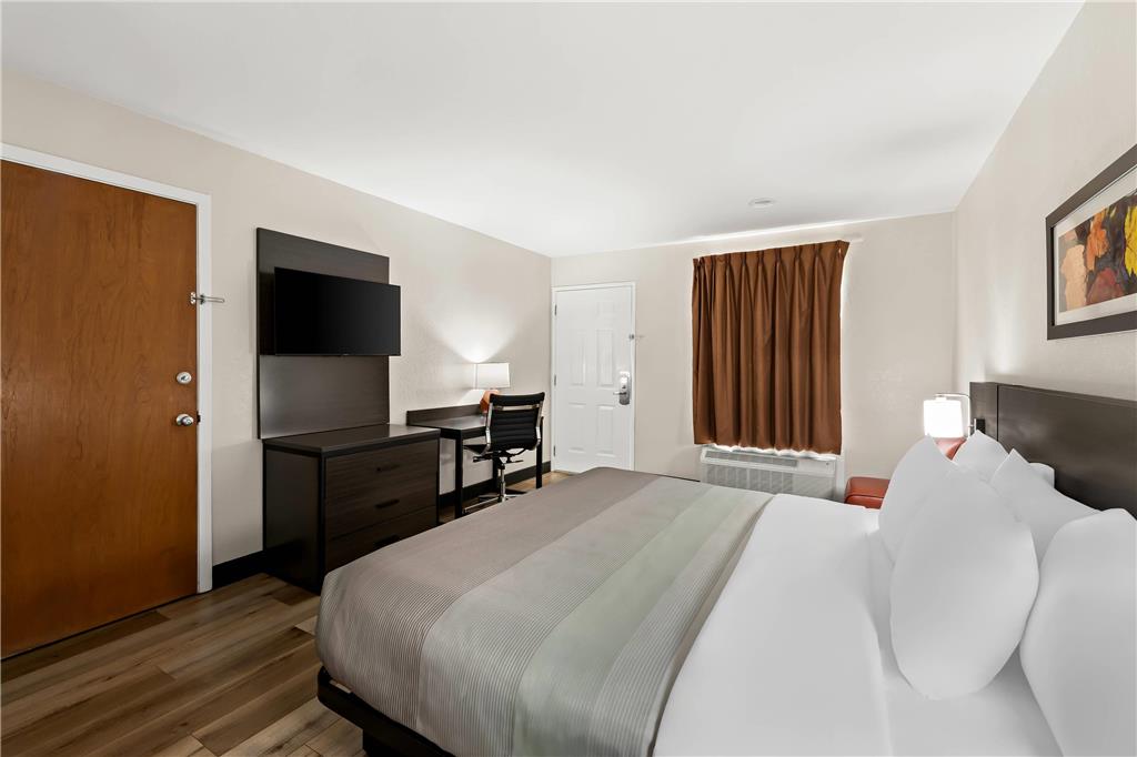 Quality Inn & Suites - photo 22