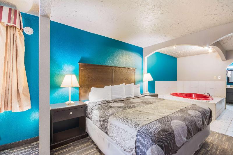 Econo Lodge Inn & Suites Oklahoma City - photo 25