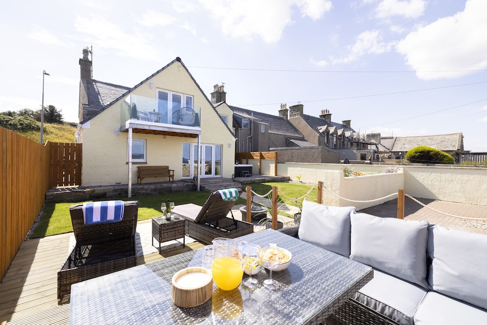 Aurora House Hot Tub & Sea View — 4-Star Luxury Hotel in Buckie, United Kingdom