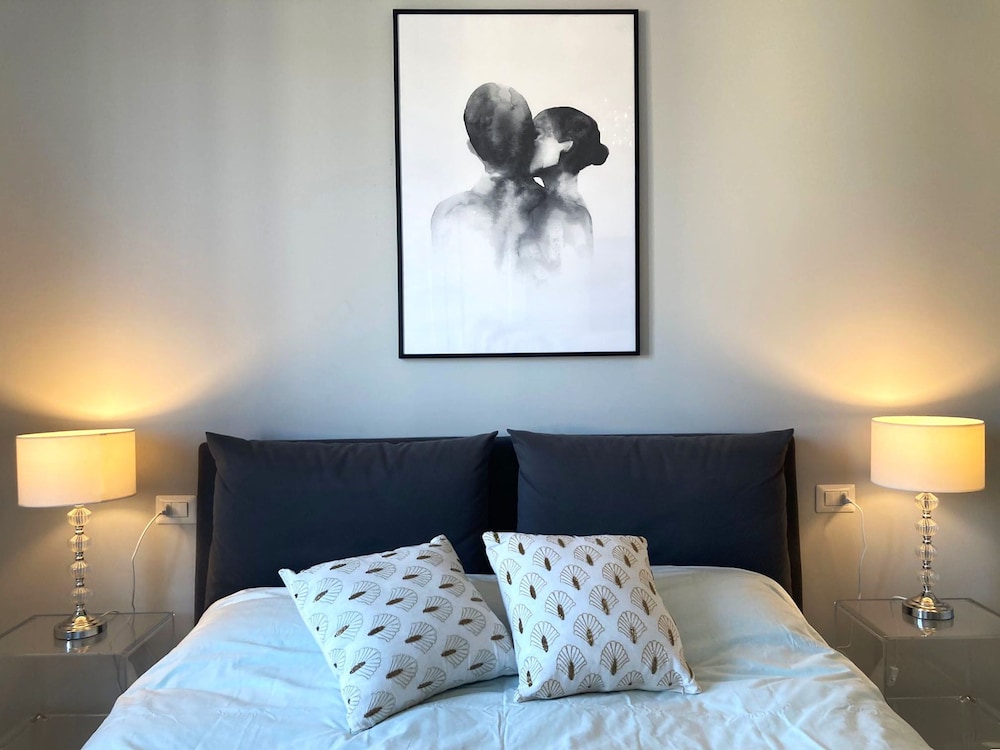 Moderno Bilocale Lorenteggio 145 — 4-Star Luxury Hotel in Milan, Italy