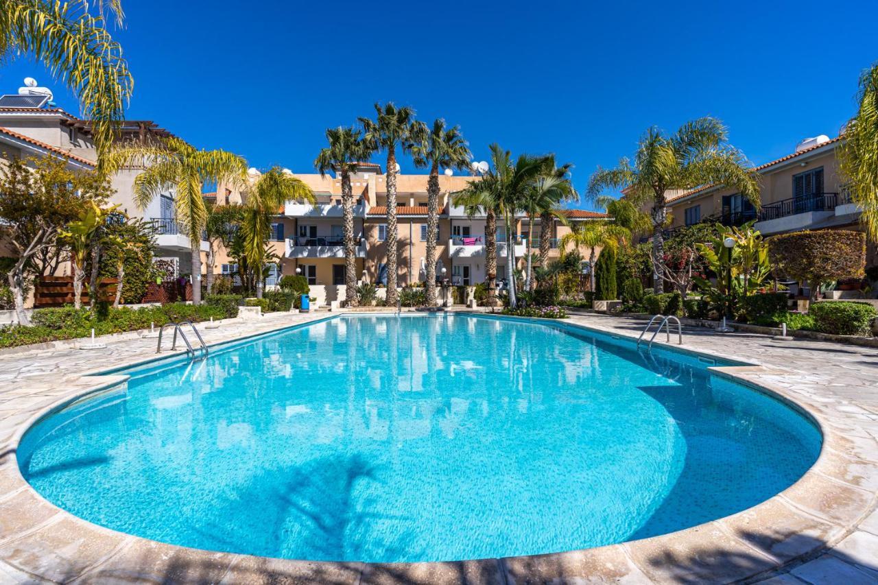 Summer Breeze holiday apartment with pool