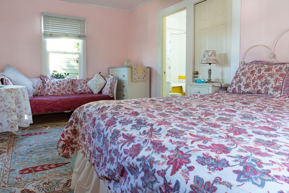 Secret Garden Inn and Cottages - photo 15
