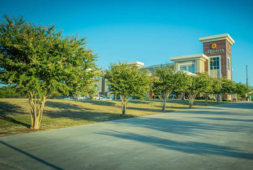 La Quinta Inn & Suites by Wyndham Karnes City Kenedy - photo 5