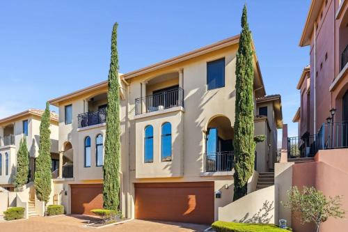 Pyramids Hideaway with Pool Walk to Beach and The Cut Golf Course in Dawesville, Australia