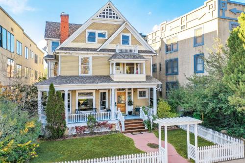 Crescent Estate Golf Hot Tub BBQ Large Groups in Colorado Springs, United States