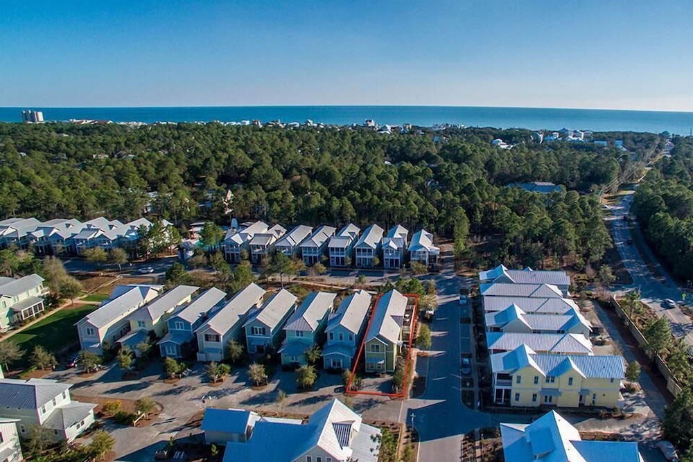 Coral Cottage 4 Bedroom Holiday Home by Five Star Properties — 4-Star Luxury Hotel in Santa Rosa, United States