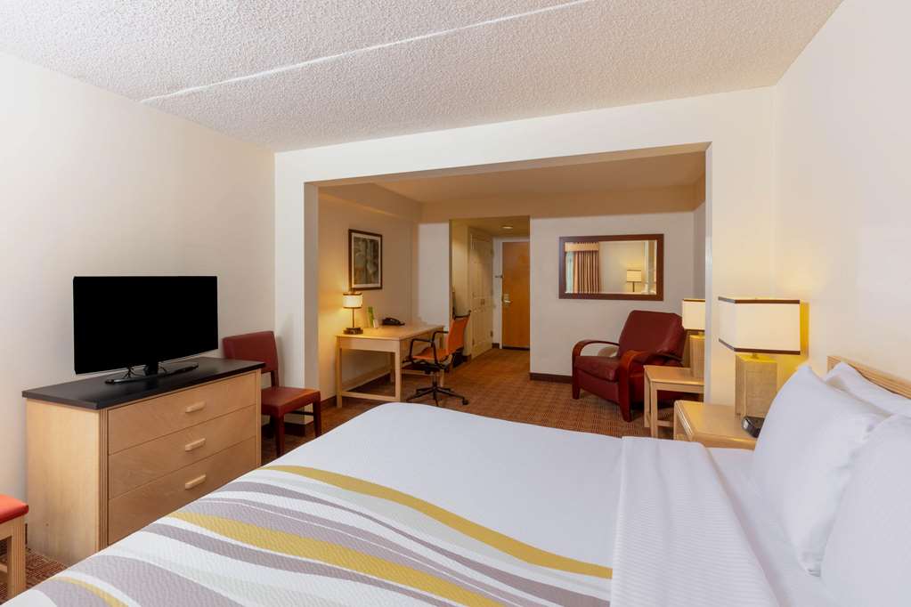 La Quinta Inn & Suites by Wyndham Garden City - photo 17