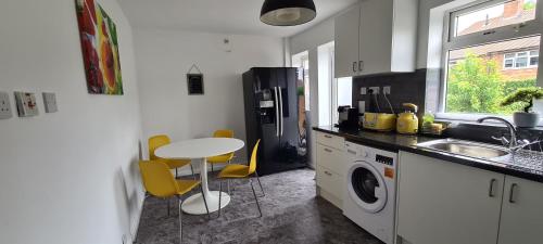 Cosy 3 bedroom house in Aspley Nottingham — 4-Star Luxury Hotel in Nottingham, United Kingdom