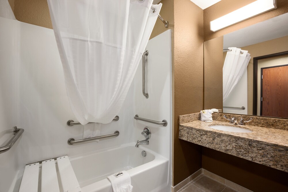 Microtel Inn & Suites by Wyndham Pleasanton - photo 13