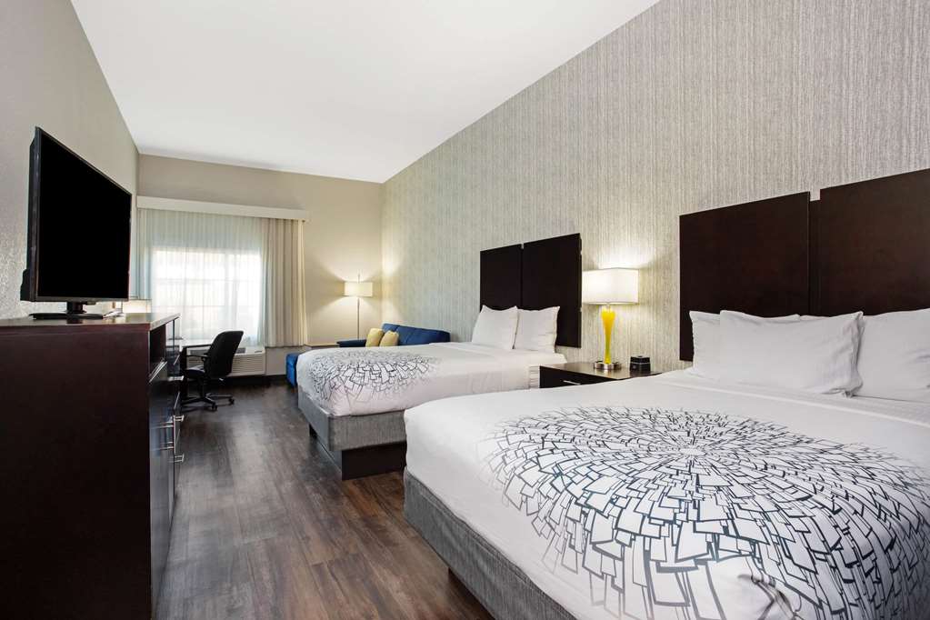 La Quinta Inn & Suites by Wyndham Palestine - photo 20