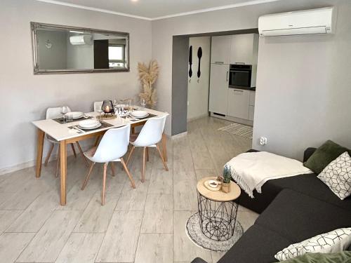 Apartman Petra — 4-Star Luxury Hotel in None, Croatia