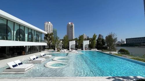 Luxury River View — 4-Star Luxury Hotel in Bangkok, Thailand