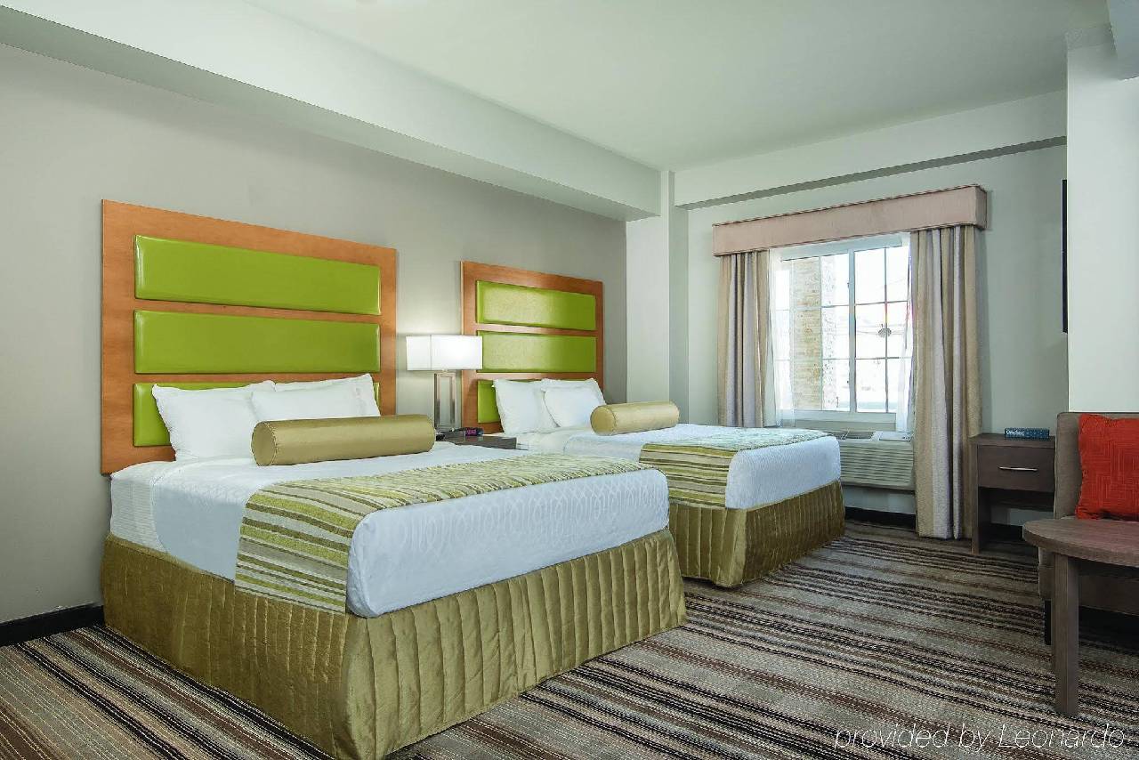 La Quinta Inn & Suites by Wyndham Brooklyn East - photo 7