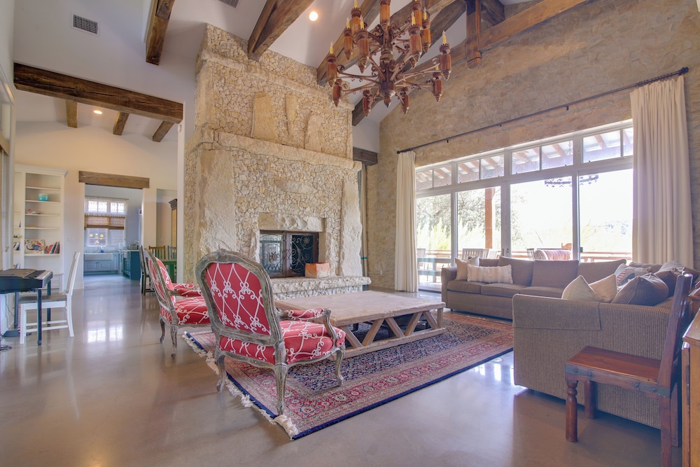 Pool and Covered Patios Sprawling Austin Estate in Austin, United States