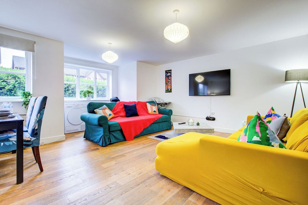 Spacious 2 bed Apartment Family With Pets Welcome — 4-Star Luxury Hotel in London, United Kingdom