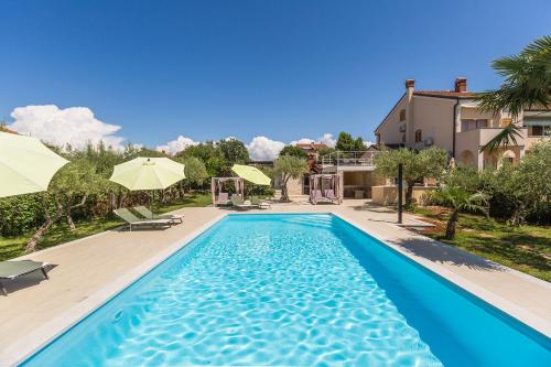Helles Apartment nur 250 Meter zum Strand mit Meerblick Pool Grill Waschmaschine — 4-Star Luxury Hotel in Porec, Croatia