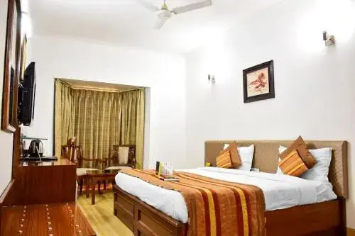 Laurent & Benon Luxury Service Apartment DLF Phase 1