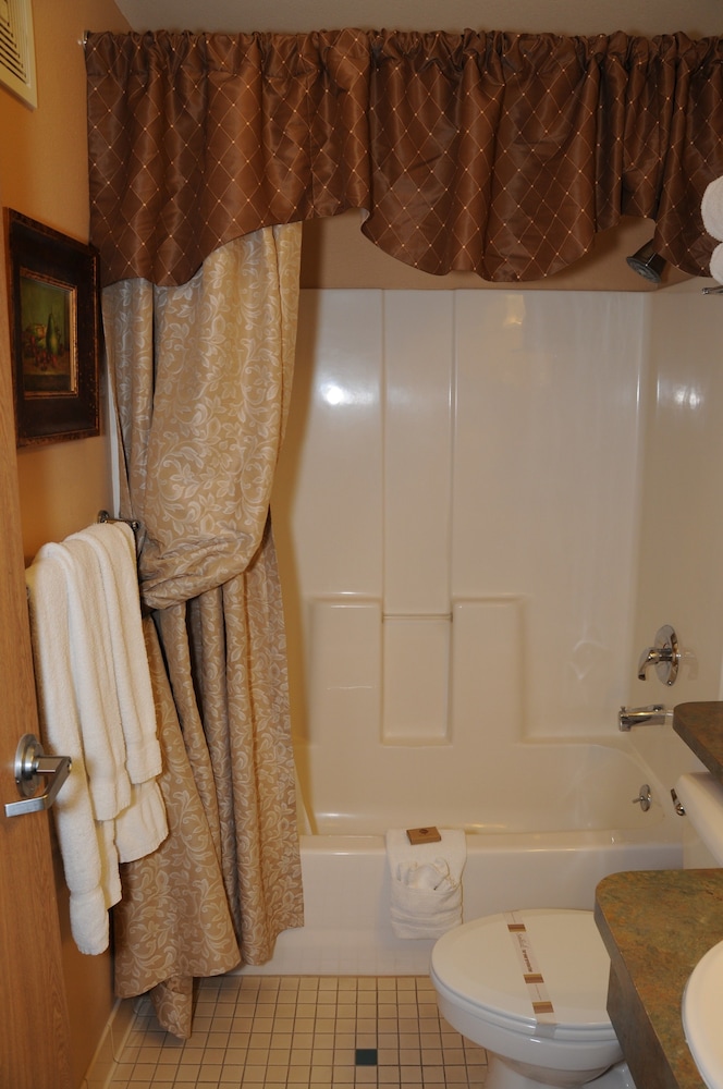 Pike's Waterfront Lodge - photo 11