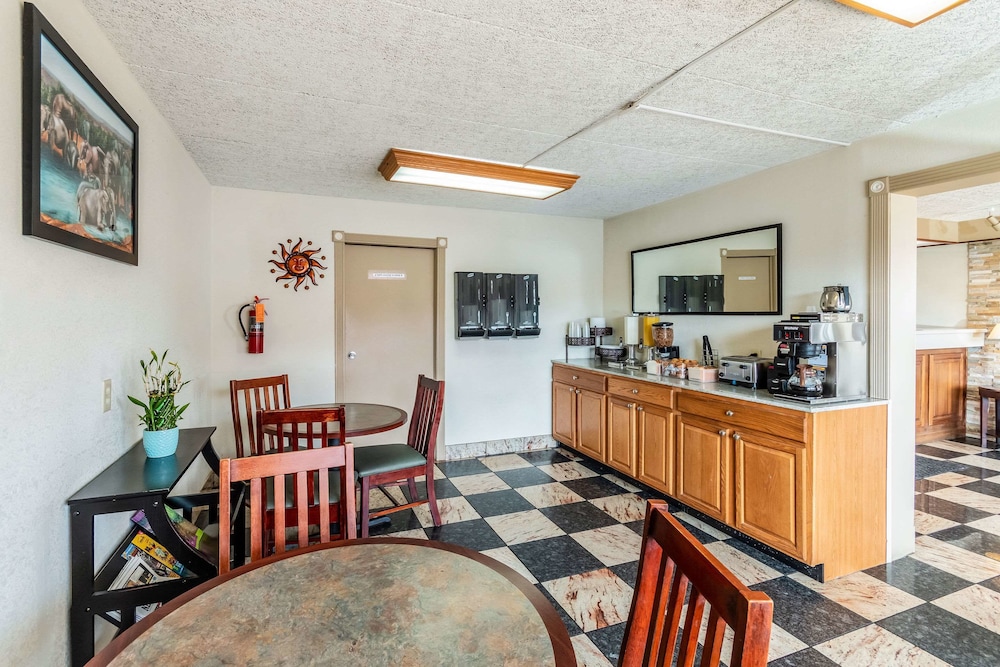 Econo Lodge - photo 26