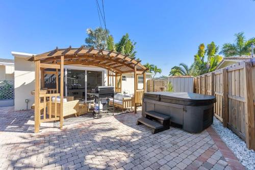 10 Min 2 Beach Hot Tub Pool Table Firepit Sleeps 8 — Deerfield Beach