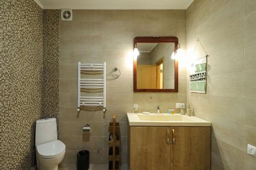 Central and Comfy Tbilisi 1BR Apartment by Wehost