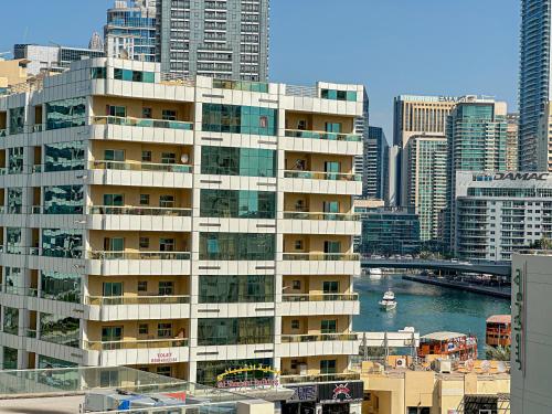 HiGuests Lovely Marina Studio Perfect for Romantic Getaway — 4-Star Luxury Hotel in Dubai, United Arab Emirates