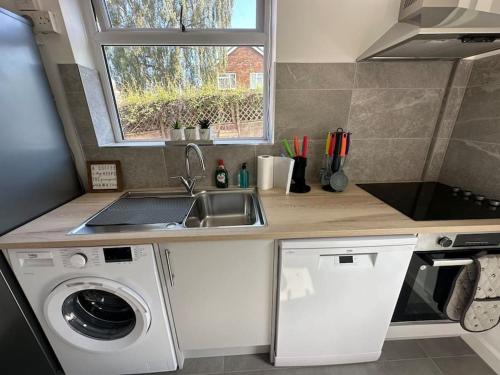 Spacious 3 Bed House with Parking and Garden