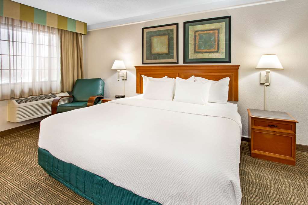 La Quinta Inn by Wyndham Albuquerque Airport - photo 21