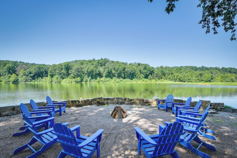 Missouri Castle with Private Lake Pool and 100 Acres — 4-Star Luxury Hotel in Avon, United States