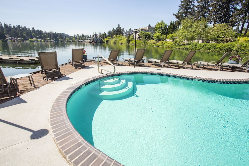 Lakeshore Inn - photo 19