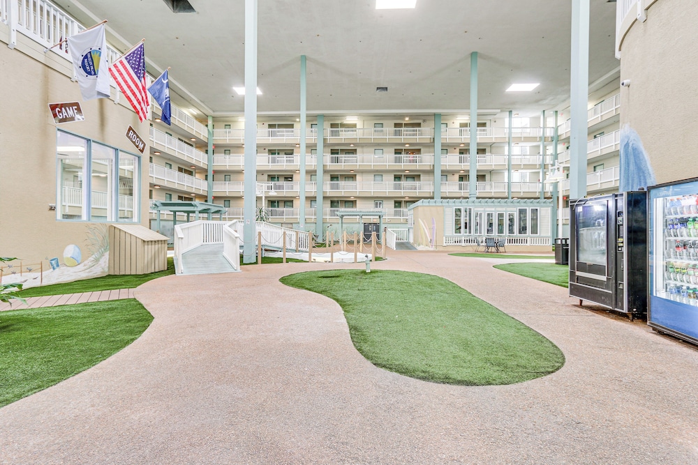 Walk to Beach: Hilton Head Resort Condo w Pools - photo 14