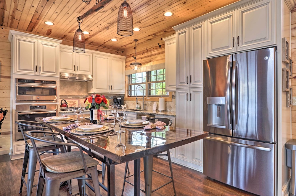 Woodsy Retreat with Fire Pit And Resort Amenities - photo 9