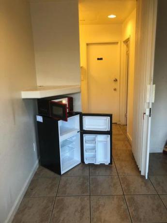 Crown Inn & Suites - photo 4