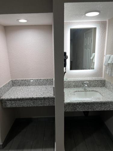 Lone Oak Studio Suites — Bakersfield — photo 5