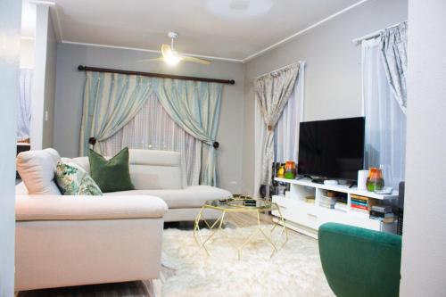 Jackal Luxurious Home — 4-Star Luxury Hotel in Roodepoort, South Africa