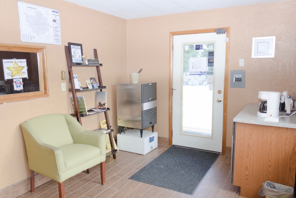 Hawkeye Motel - photo 24