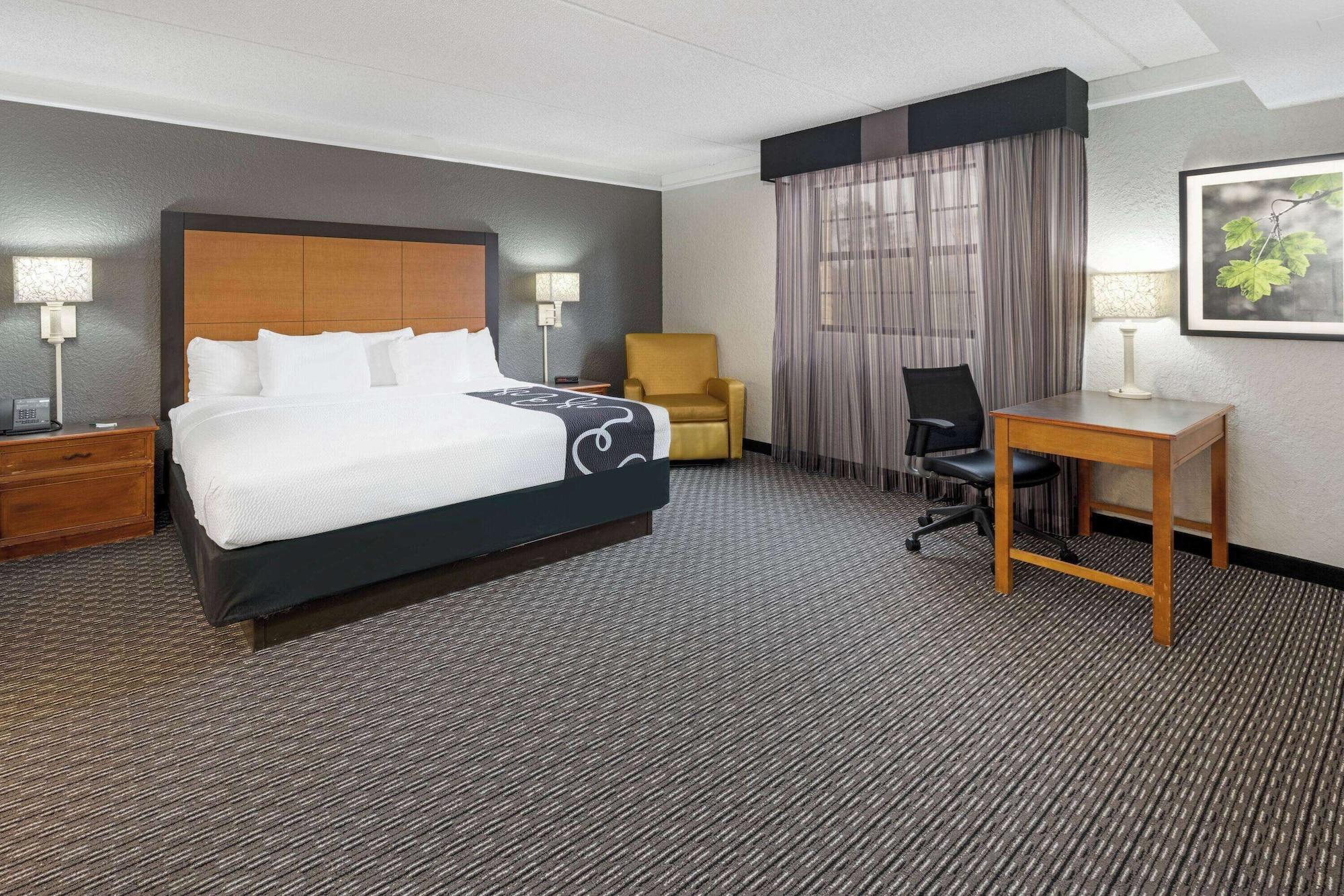 Super 8 by Wyndham The Woodlands North - photo 14