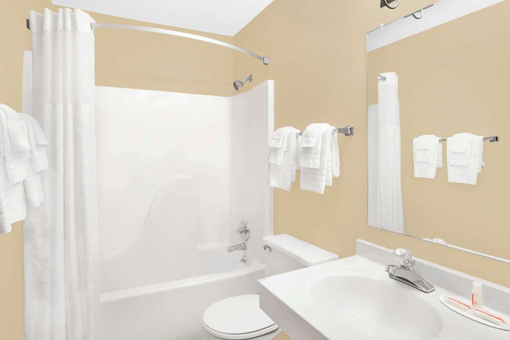 Super 8 by Wyndham Mt Pleasant - photo 5